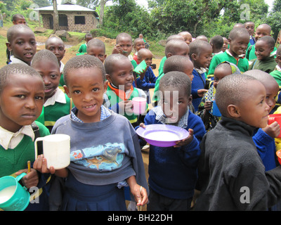 Los niños de la escuela africana bebiendo leche Kilema Moshi, Tanzania, África Oriental
