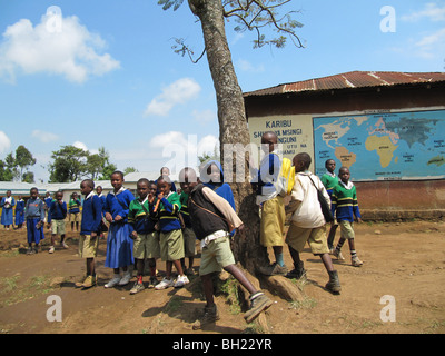 La escuela africana niños jugando Msingi Tanzania África Oriental