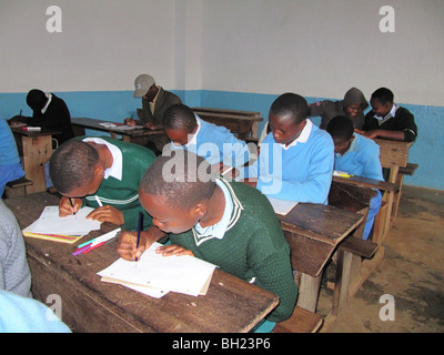 La escuela africana niños trabajando Kilema Moshi, Tanzania, África Oriental