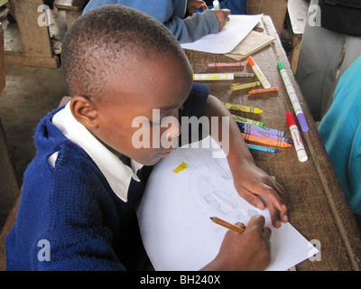 Los niños de la escuela africana escrito Kilema Moshi, Tanzania, África Oriental