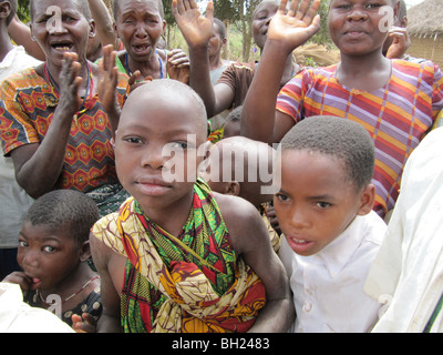 Niños en edad escolar y madres africanas cantando Kilema Moshi, Tanzania, África Oriental