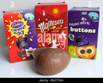 Una selección de huevos de pascua de diferentes fabricantes de chocolate Foto de stock