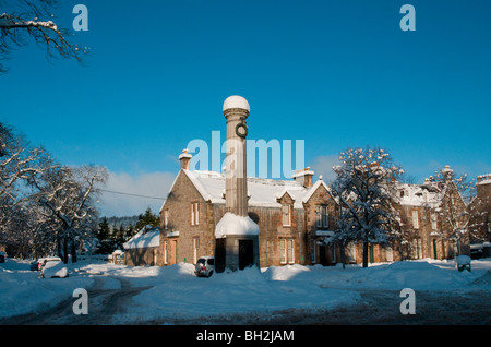War Memorial en invierno, Grantown en Spey High street, Highlands, Escocia Foto de stock