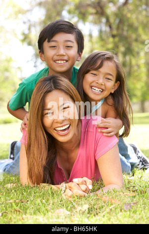 La madre y los hijos disfrutando del día en el parque Foto de stock