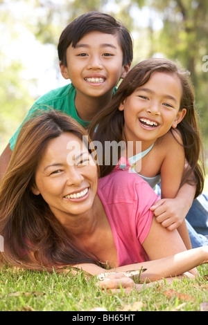 La madre y los hijos disfrutando del día en el parque Foto de stock
