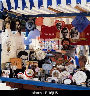 Charles & Diana 1981 Royal Wedding recuerdos en un puesto en el mercado Foto de stock