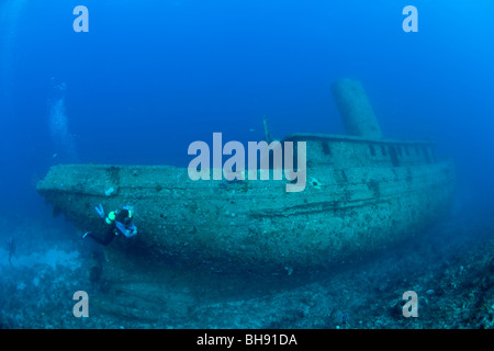 Scuba Diver de Virgen de Altagracia Wreck, Santa Lucía, Mar Caribe, Cuba Foto de stock