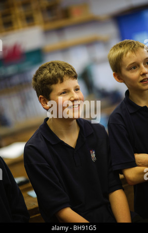Los colegiales adolescentes en clase, escuela secundaria, UK Foto de stock