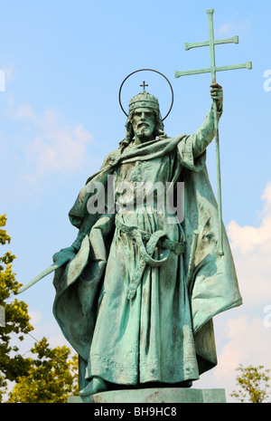 Budapest, Hungría. Monumento del Milenio, la estatua del Rey (SAN) Esteban Hosok tere (Plaza de los Héroes) Foto de stock