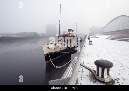 Waverley Paddle Steamer atracó en la nieve de invierno en el río Clyde, Pacific Quay, Glasgow, Escocia, Reino Unido Foto de stock