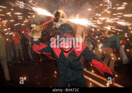 Los diablos y Bengala fuegos artificiales durante la Merce festival en Barcelona, España Foto de stock