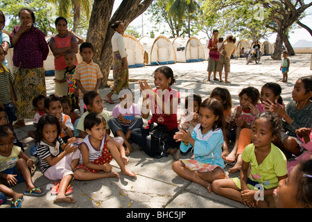 Los niños del campamento de personas desplazadas de PDI Motael en Dili disfrutar de divertidos juegos y actividades de aprendizaje proporcionados por Juvita Timor Oriental