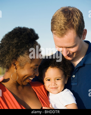 Familia multiétnica sonriendo