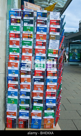 Clan escocés Tartan tarjetas postales en venta en Princess St Edimburgo, Lothian, Escocia. Ocs 6080 Foto de stock