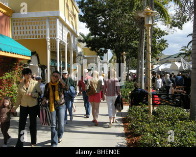 Las compras en la quinta avenida sur de Nápoles, Florida USA Foto de stock