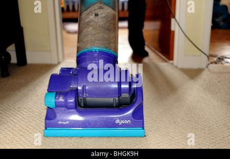 Mujer usando una aspiradora Dyson para limpiar alfombras en casa Fotografía  de stock - Alamy