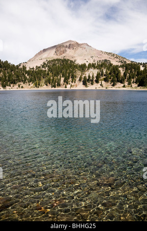 Lago y Helen Lassen Peak, Lassen Volcanic National Park en California, EE.UU. Foto de stock