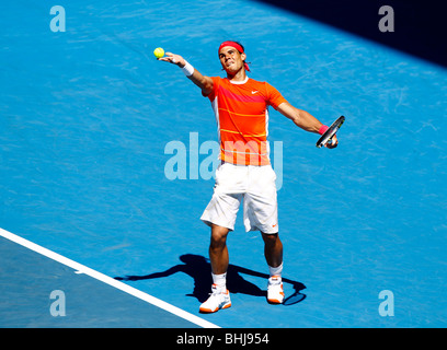 Pantalones amplificación ligado Rafael Nadal de España en el Abierto de Australia 2010 en Melbourne,  Australia Fotografía de stock - Alamy
