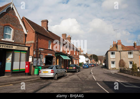 Vista a lo largo de la calle Church en Kintbury, Berkshire, Reino Unido Foto de stock