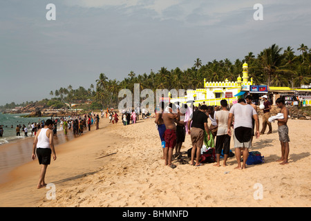 India, Kerala, Kovalam, Samudra Beach, turistas hindúes Foto de stock