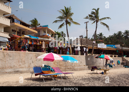 India, Kerala, Kovalam, sunlougers en Faro (Adam), Playa con nuevo paseo detrás de desarrollo Foto de stock