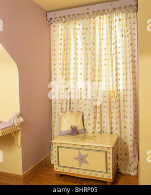 Cortinas blancas en la ventana en la pequeña economía infantil dormitorio  de estilo con telas de color malva papel tapiz Fotografía de stock - Alamy
