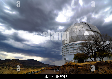 Observatorio del Telescopio Hobby-Eberly cúpula en el Observatorio McDonald, Fort Davis, Texas.