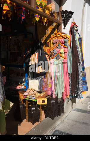 Los productos marroquíes a la venta fuera de tienda en Granada, España.