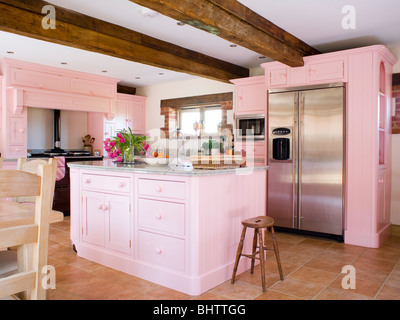 Vinilo suelos checkrboard en una casa cocina equipada con una gran nevera  con congelador Fotografía de stock - Alamy