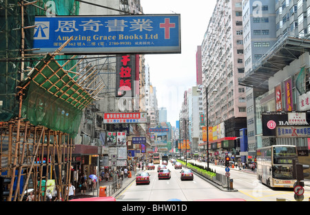 Concurrida calle escena (taxis shoppers signos), visto desde la cubierta superior de un autobús que viajaba al oeste a lo largo de Queen's Road Central, Hong Kong Foto de stock