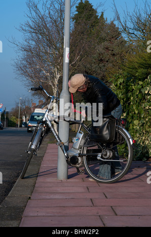Ladrón de bicicletas tiene alicates para robar encadenados bike Foto de stock