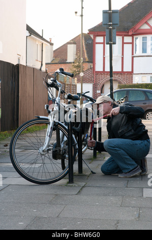 Ladrón de bicicletas tiene alicates para robar encadenados bike Foto de stock