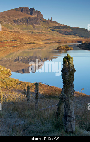 El viejo hombre de Storr reflejado en Loch Fada, la Isla de Skye, Escocia Foto de stock
