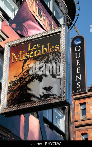 Publicidad firme el musical 'Los miserables' por encima de la entrada al teatro de Queens, Shaftesbury Avenue, Londres, Reino Unido.