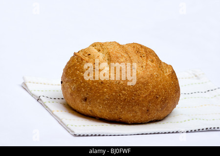 Pan de centeno de cerca en la servilleta sobre fondo blanco.