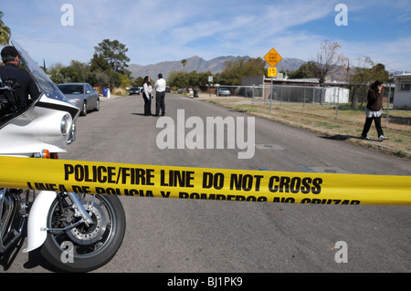 La policía de Tucson investigar un homicidio y rodaje de otro hombre que creía estar relacionados a las pandillas en Tucson, Arizona, EE.UU. Foto de stock