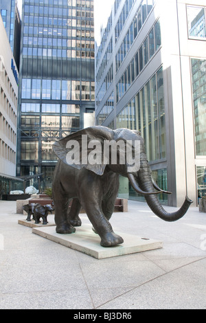 Los elefantes esculturas que representan la fortaleza y lealtad situado dentro del distrito financiero de Toronto Foto de stock