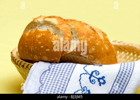 En una cesta de pan italiano sobre fondo amarillo