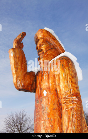 Estatua de madera, el pescador skulpture en el puerto de Heiligenhafen en invierno en la costa del Mar Báltico, Kreis Ostholstein distric