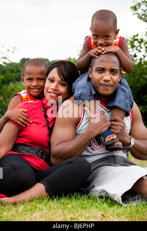 Feliz familia negra disfrutando de su día libre Foto de stock