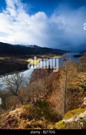 Escocia, en las Tierras Altas de Escocia, Loch Tummel. Nubes de tormenta se reúnen sobre loch Tummel vistos desde el punto de vista conocido como Queen's View. Foto de stock