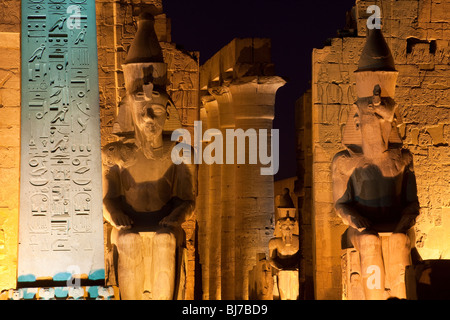 Pilón y el obelisco de Ramsés II, el Templo de Luxor, Egipto Foto de stock