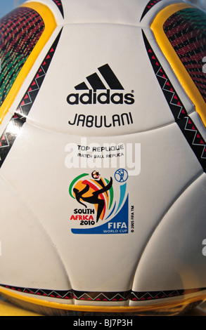 La Copa Mundo 2010 replica match ball de Adidas, el Jabulani, la esquina un campo de fútbol net Fotografía de stock - Alamy