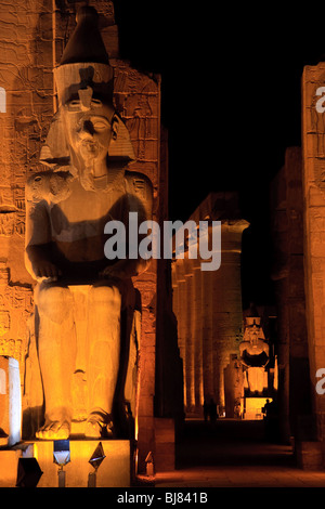 África Egipto Coloso de Ramsés II, el Templo de Luxor. Foto de stock