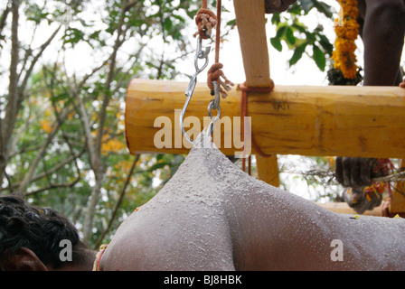 Increíble Festival Kavadi horrible escena.hombre colgado en plancha de acero hook.Cerrar vista tomada durante la fiesta del templo en la India Foto de stock