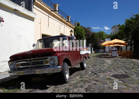 Old Street en Colonia del Sacramento, con coche viejo y de la catedral