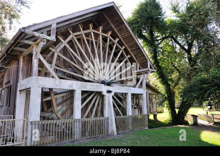 Una rueda de agua gigante adorna el lateral del castellano antiguo molino de azúcar en restaurante de Leon Springs State Park, Florida Foto de stock