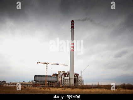 Planta de incineración de residuos industriales con chimenea en Praga bajo cielo nublado. Foto de stock