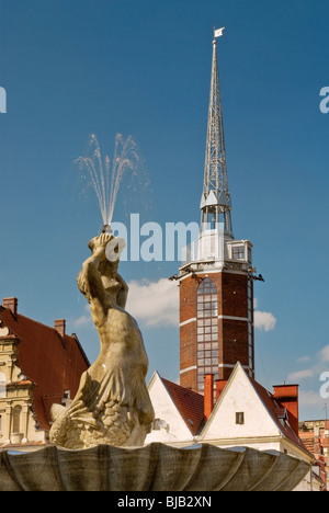 Fuente Triton y la torre del Ayuntamiento de la ciudad nueva en el Rynek (Plaza del Mercado) en Nysa, Opolskie, Polonia