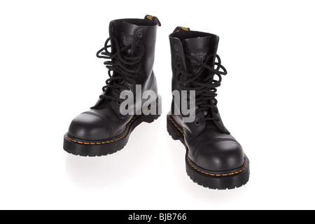 Botas Negras Aisladas En Blanco. Botas De Cuero Con Tapa De Acero Aisladas  En Blanco. Bota De Combate Negra Para Hombre, Botas Militares Negras En  Uso. Fotos, retratos, imágenes y fotografía de